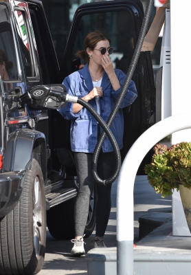seenatthegasstationinstudiocity100221_020.jpg
