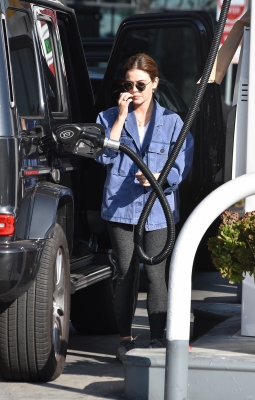 seenatthegasstationinstudiocity100221_021.jpg