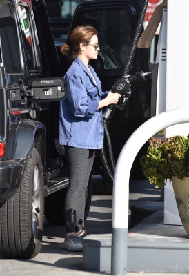 seenatthegasstationinstudiocity100221_025.jpg