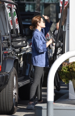 seenatthegasstationinstudiocity100221_027.jpg