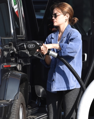 seenatthegasstationinstudiocity100221_032.jpg