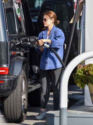 seenatthegasstationinstudiocity100221_038.jpg