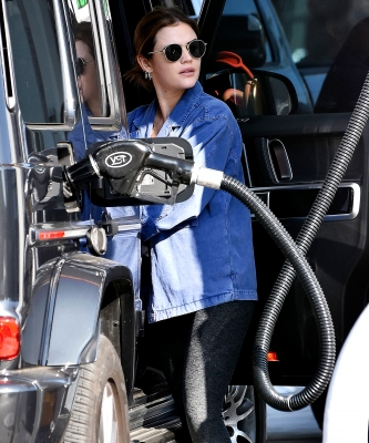 seenatthegasstationinstudiocity100221_050.jpg