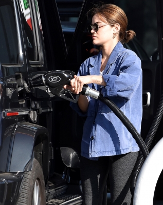 seenatthegasstationinstudiocity100221_051.jpg