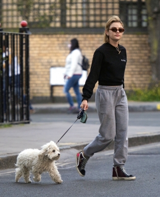 walkingherdoginlondon_2804_001.jpg