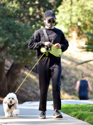 walkingla040221-053.jpg