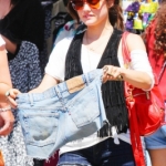 Filename=AT_THE_FLEA_MARKET_11-09-2011_13.jpg
Filesize=115KiB
Dimensions=266x400
Date added=Sep 23, 2015 AT_THE_FLEA_MARKET_11-09-2011_13.jpg