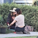 gardeningLScanada110817-012.jpg